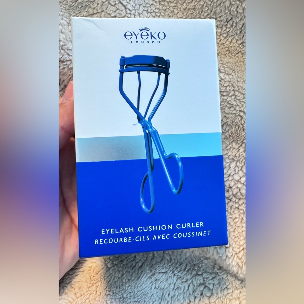 Eyeko Cushion Curler with Blue Accents